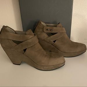 NWTS Eileen Fisher Dust Nubuck Suede Zip Wedge Ankle Boots 9.5 -NWTS